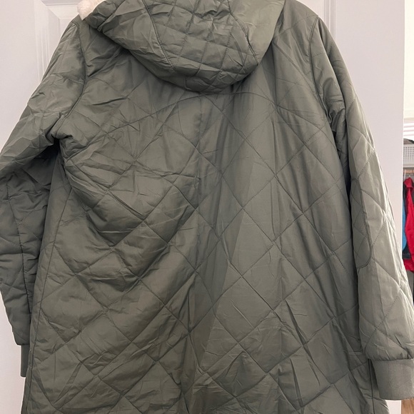 Beautiful olive green hooded Avalanche Outdoor Supply Company winter jacket. - Picture 3 of 5